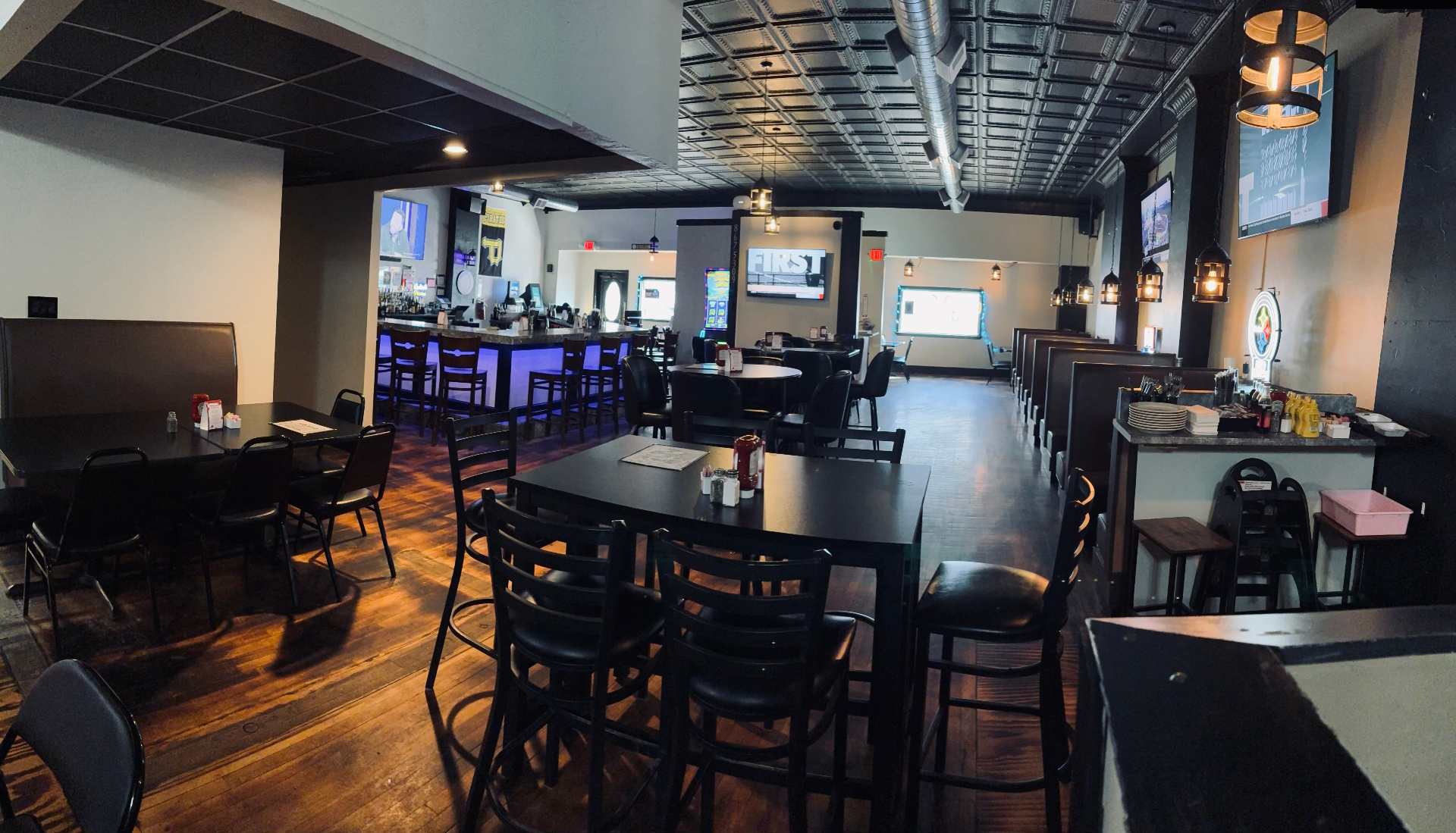 Cozy dining room at Veronica's on Cavitt